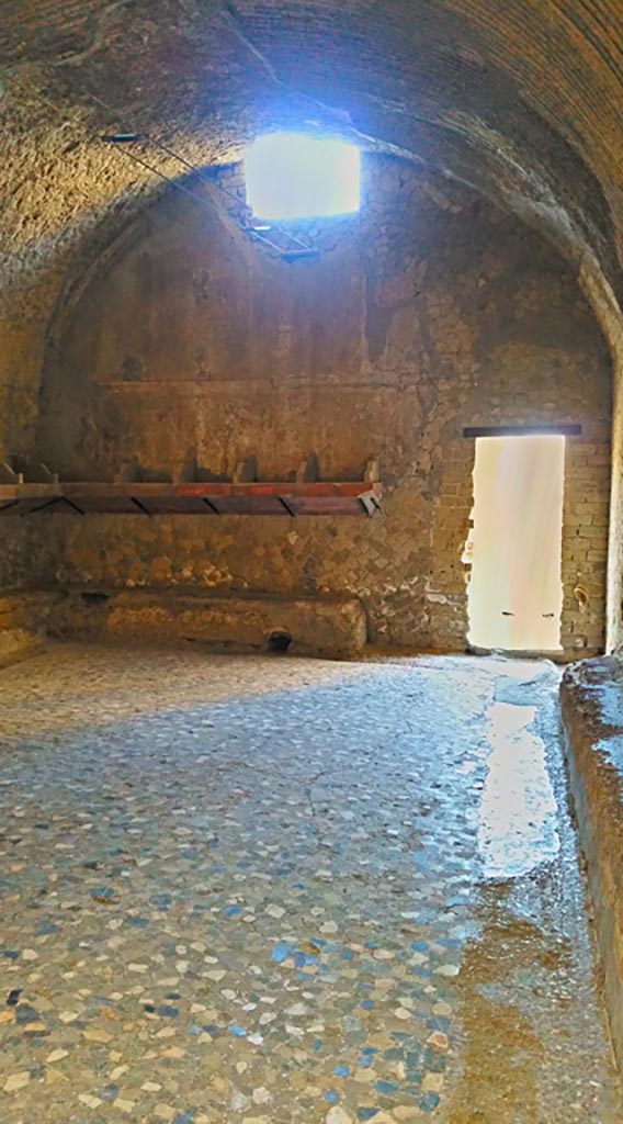 VI.1, Herculaneum. Photo taken between October 2014 and November 2019.
Looking towards south wall, with window and doorway. Photo courtesy of Giuseppe Ciaramella.